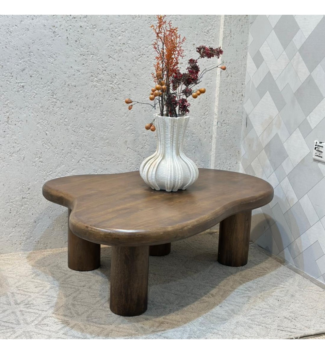 طاولة جانبية أنيقة بتصميم عصري يجمع بين البساطة واللمسة الراقية 116×79×40سم طاولة جانبية أنيقة بتصميم عصري يجمع بين البساطة واللمسة الراقية 116×79×40سم