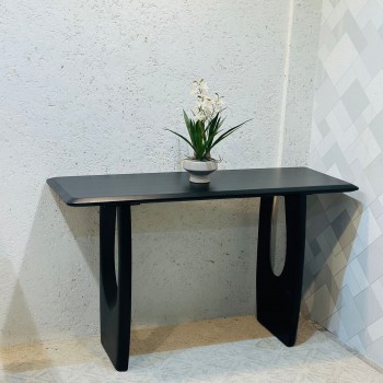 مدخل أنيق بلمسة عصرية هادئة، يجمع بين بساطة التصميم ورقي التفاصيل.76×45×130سم 