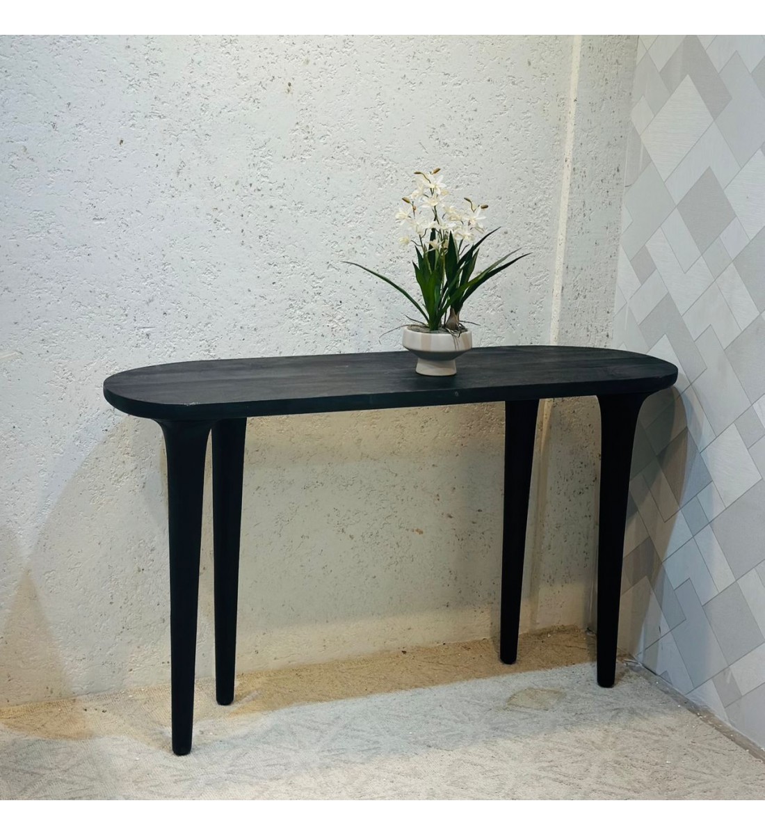 مدخل أنيق بلمسة عصرية هادئة، يجمع بين بساطة التصميم ورقي التفاصيل.76×45×130سم 