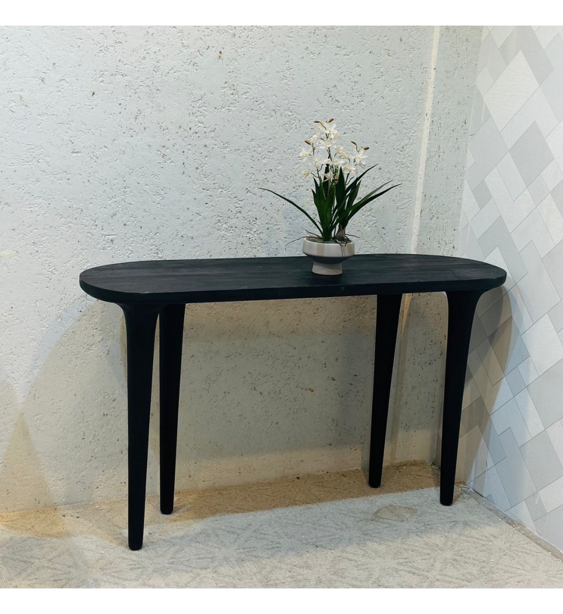 مدخل أنيق بلمسة عصرية هادئة، يجمع بين بساطة التصميم ورقي التفاصيل.76×45×130سم 