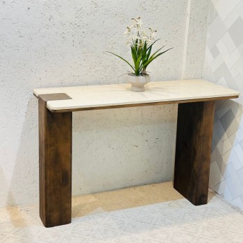 مدخل أنيق بلمسة  سيراميك علي خشب عصرية هادئة، يجمع بين بساطة التصميم ورقي التفاصيل.120×76×45سم 