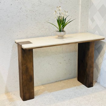 مدخل أنيق بلمسة  سيراميك علي خشب عصرية هادئة، يجمع بين بساطة التصميم ورقي التفاصيل.120×76×45سم 