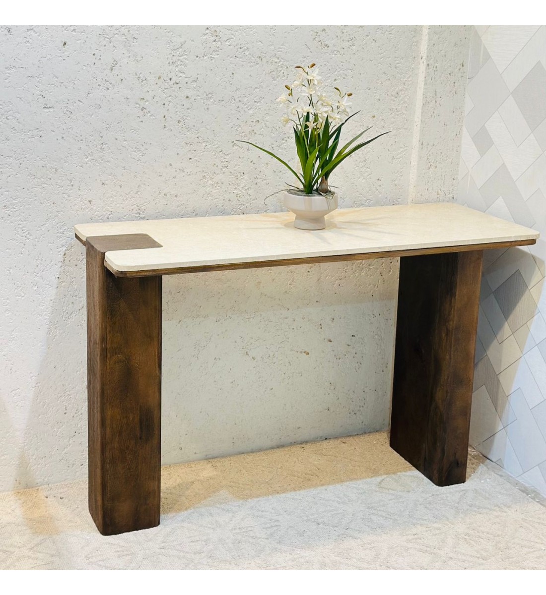 مدخل أنيق بلمسة  سيراميك علي خشب عصرية هادئة، يجمع بين بساطة التصميم ورقي التفاصيل.120×76×45سم 