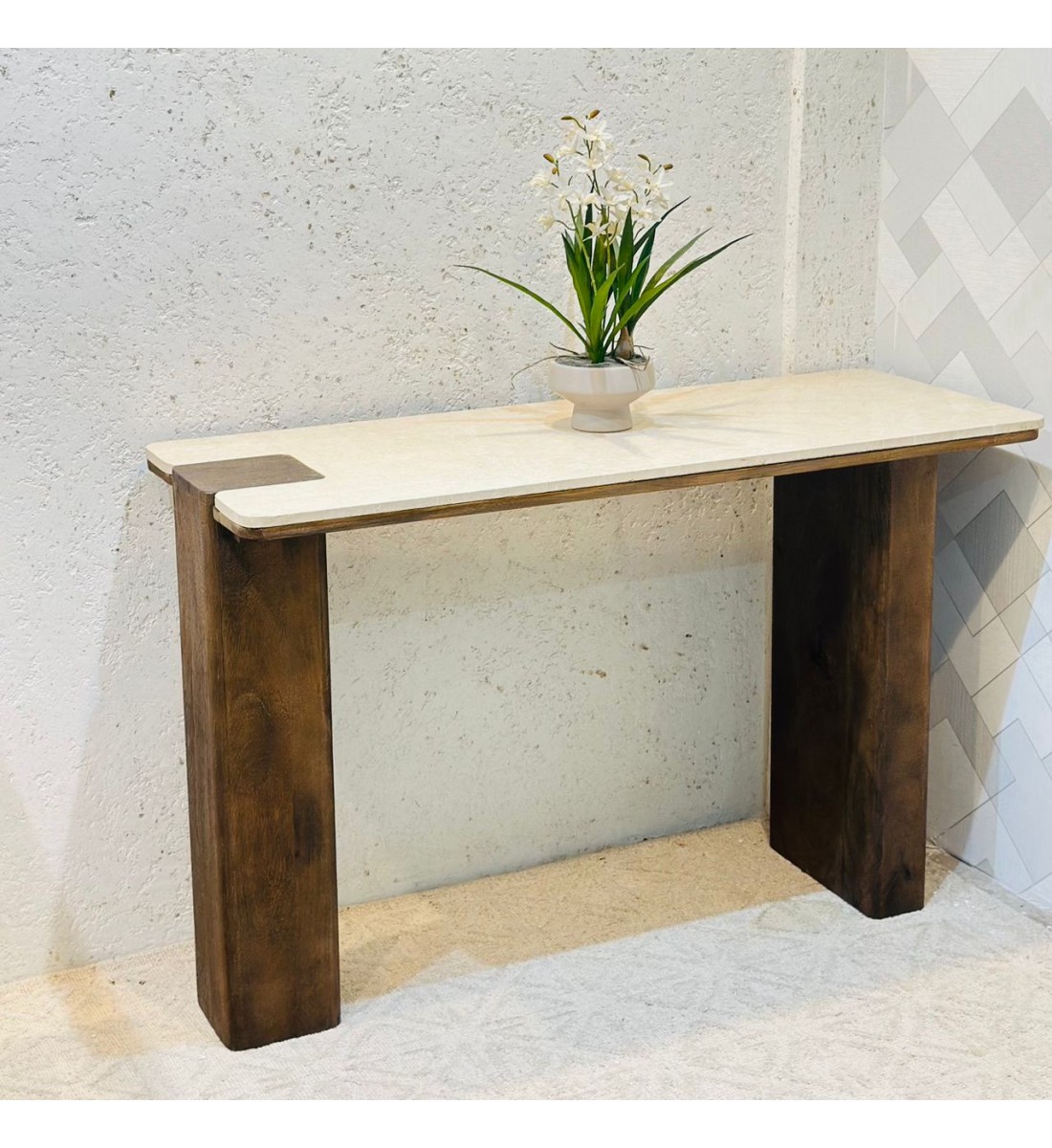 مدخل أنيق بلمسة  سيراميك علي خشب عصرية هادئة، يجمع بين بساطة التصميم ورقي التفاصيل.120×76×45سم 