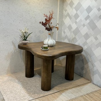 طاولة خشبية فاخرة بتصميم عصري عضوي، تجمع بين البساطة والأناقة في شكل واحد متقن.118×120×76سم 