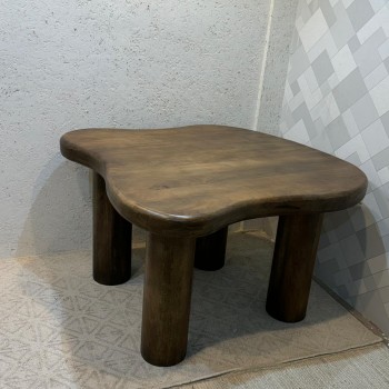 طاولة خشبية فاخرة بتصميم عصري عضوي، تجمع بين البساطة والأناقة في شكل واحد متقن.118×120×76سم 