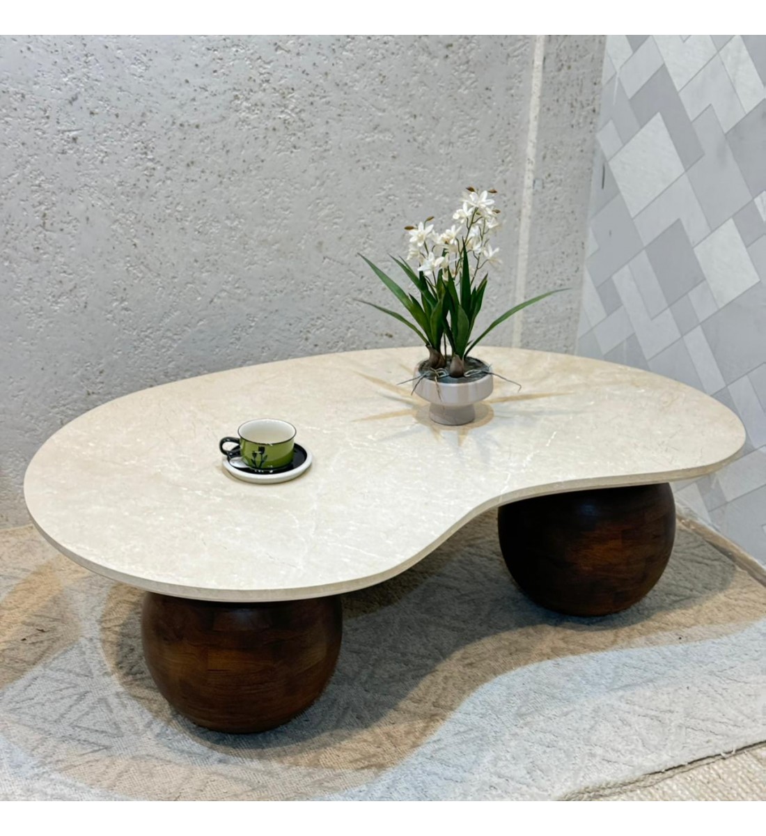 طاولة فاخرة بتصميم عصري مبتكر تجمع بين الرخام والخشب بطريقة ملفتة وجذابة. 129×82×37سم طاولة فاخرة بتصميم عصري مبتكر تجمع بين الرخام والخشب بطريقة ملفتة وجذابة. 129×82×37سم