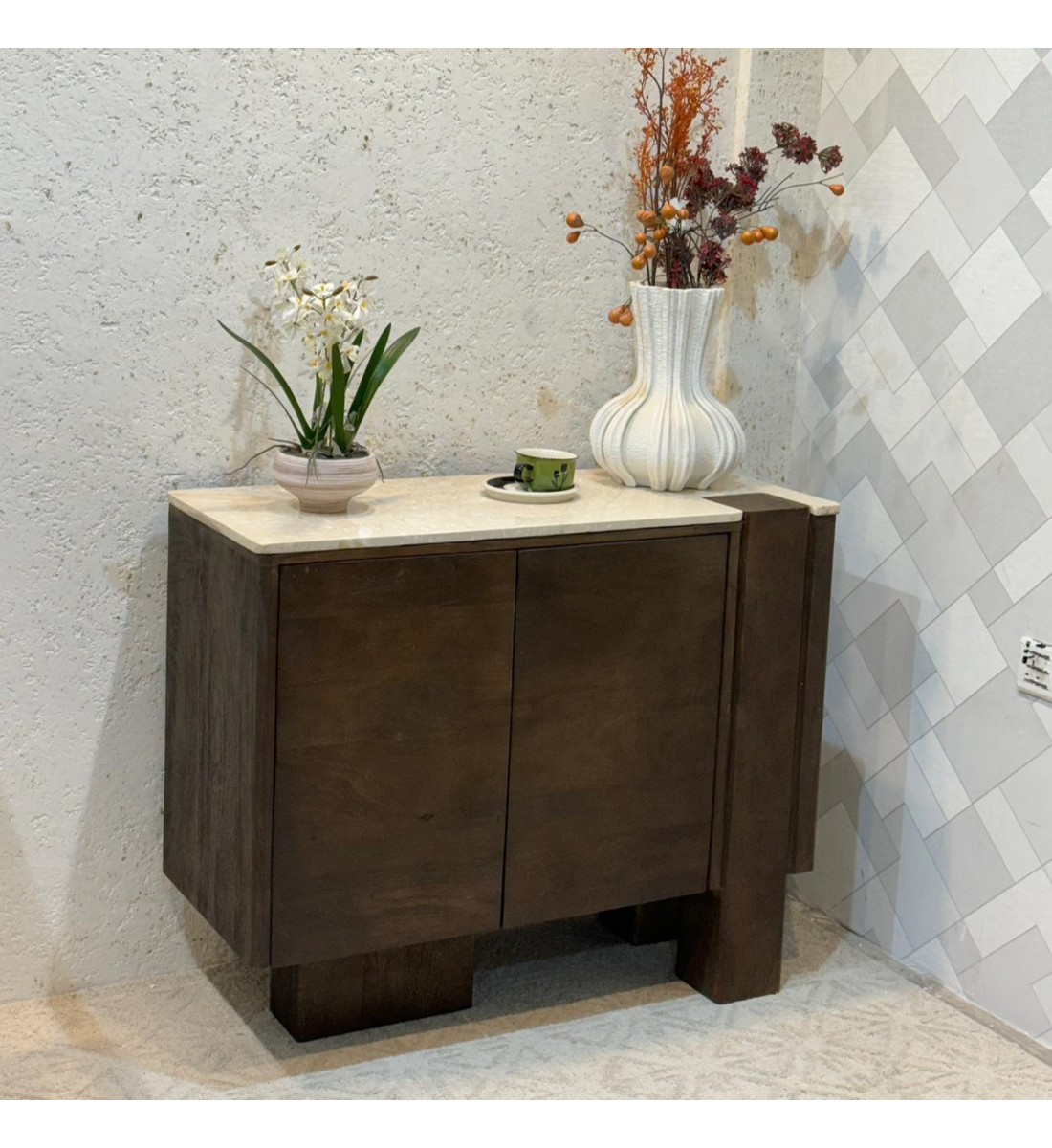 مدخل أنيق بلمسة  سيراميك علي خشب عصرية هادئة، يجمع بين بساطة التصميم ورقي التفاصيل99×40×82سم 