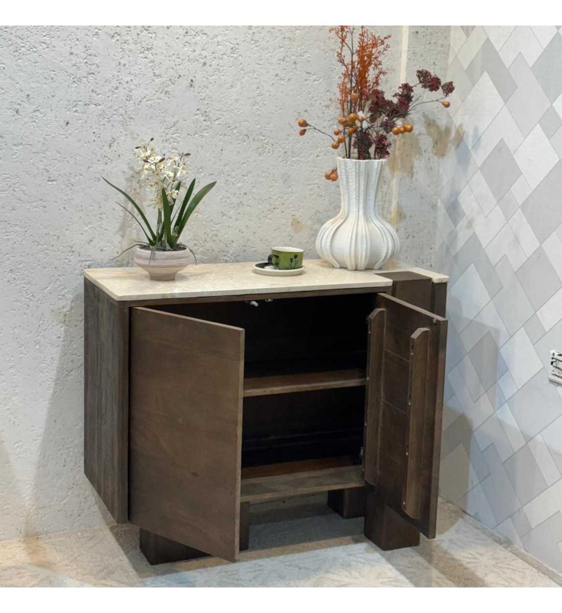 مدخل أنيق بلمسة  سيراميك علي خشب عصرية هادئة، يجمع بين بساطة التصميم ورقي التفاصيل99×40×82سم 