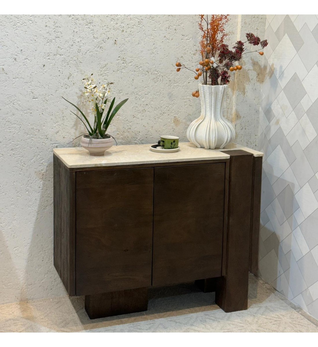 مدخل أنيق بلمسة  سيراميك علي خشب عصرية هادئة، يجمع بين بساطة التصميم ورقي التفاصيل99×40×82سم 