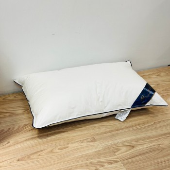 وسادة نوم فاخرة بلون أبيض ناصع، مصممة لتوفير راحة عالية ودعم ممتاز للرأس والرقبة50×75سم 