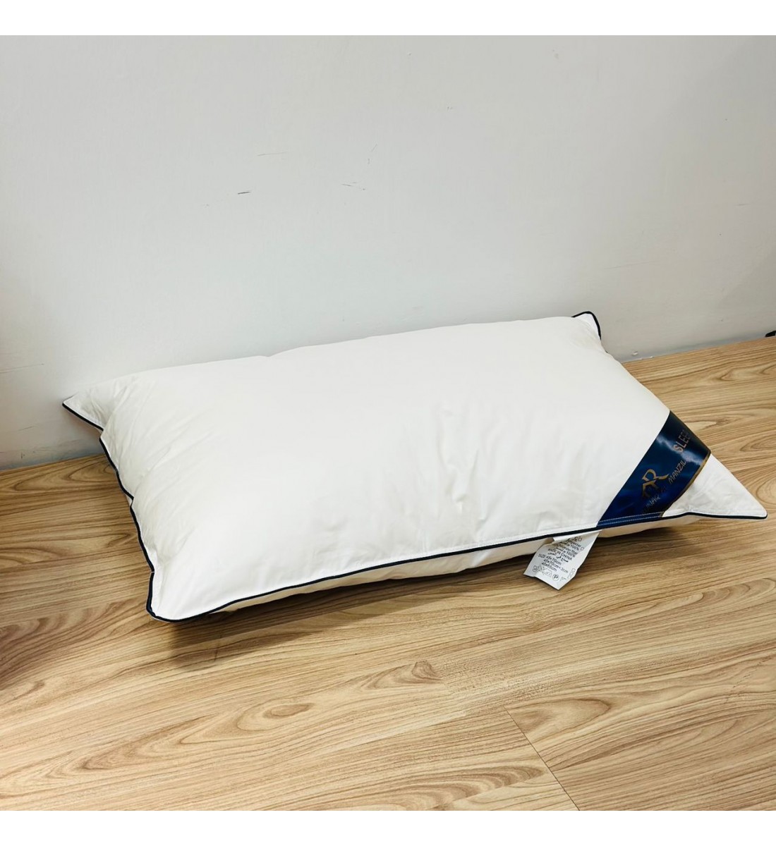 وسادة نوم فاخرة بلون أبيض ناصع، مصممة لتوفير راحة عالية ودعم ممتاز للرأس والرقبة50×75سم 