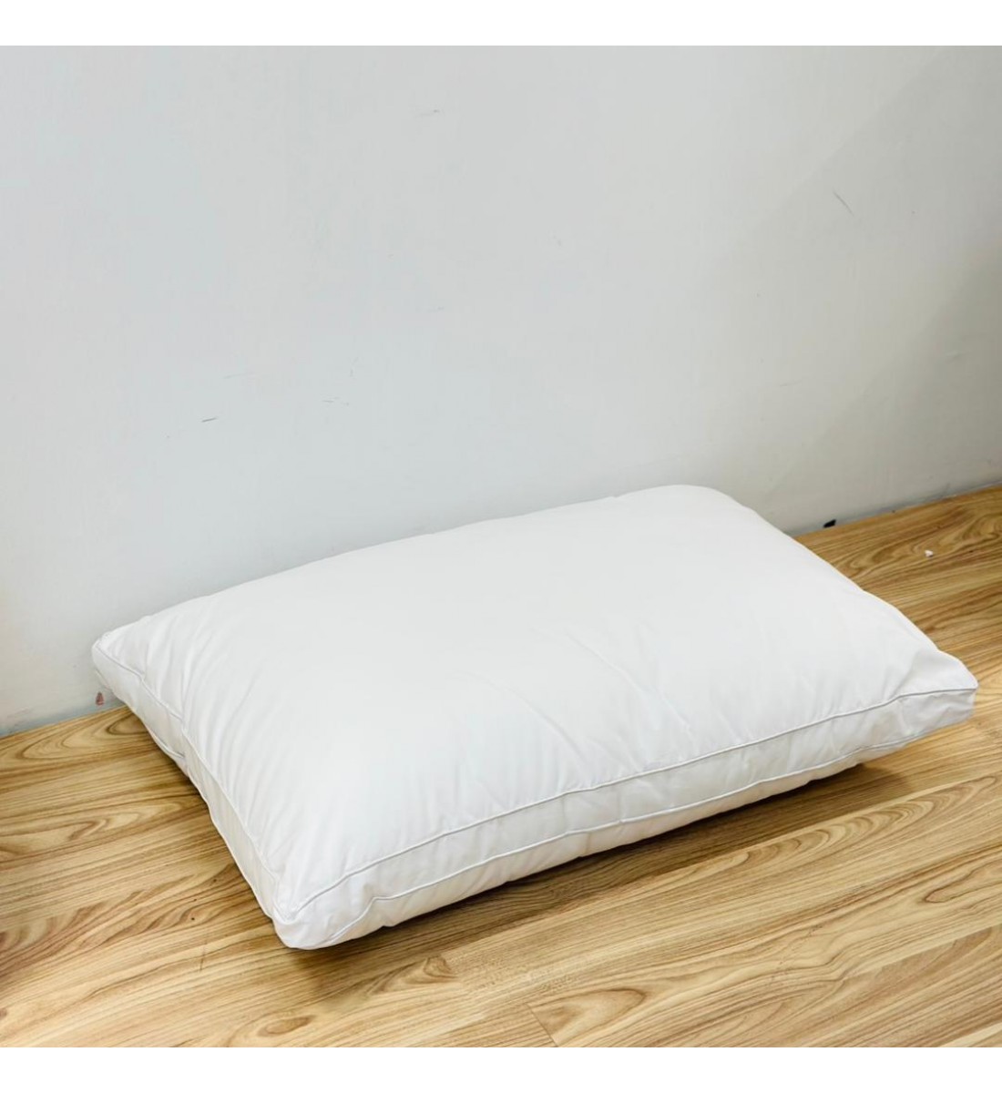 وسادة نوم فاخرة بلون أبيض ناصع، مصممة لتوفير راحة عالية ودعم ممتاز للرأس والرقبة50×75سم 