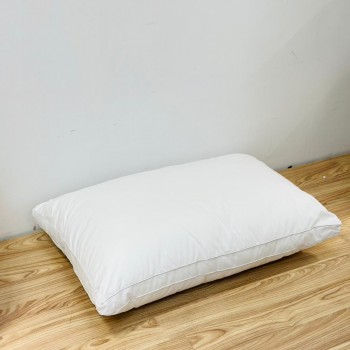 وسادة نوم فاخرة بلون أبيض ناصع، مصممة لتوفير راحة عالية ودعم ممتاز للرأس والرقبة50×75سم 