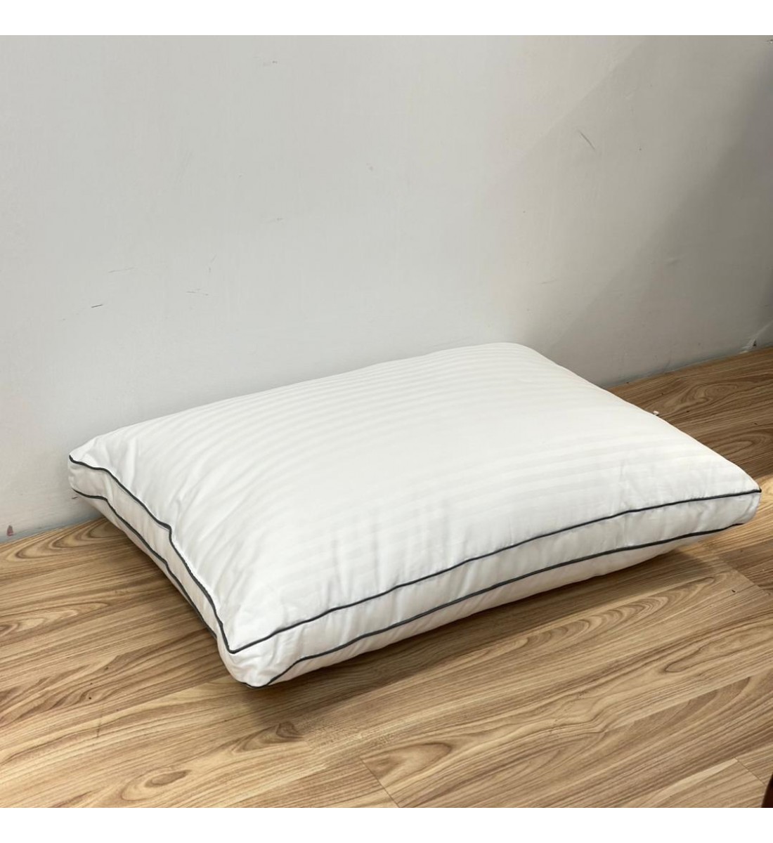 وسادة نوم فاخرة بلون أبيض ناصع، مصممة لتوفير راحة عالية ودعم ممتاز للرأس والرقبة50×75سم 