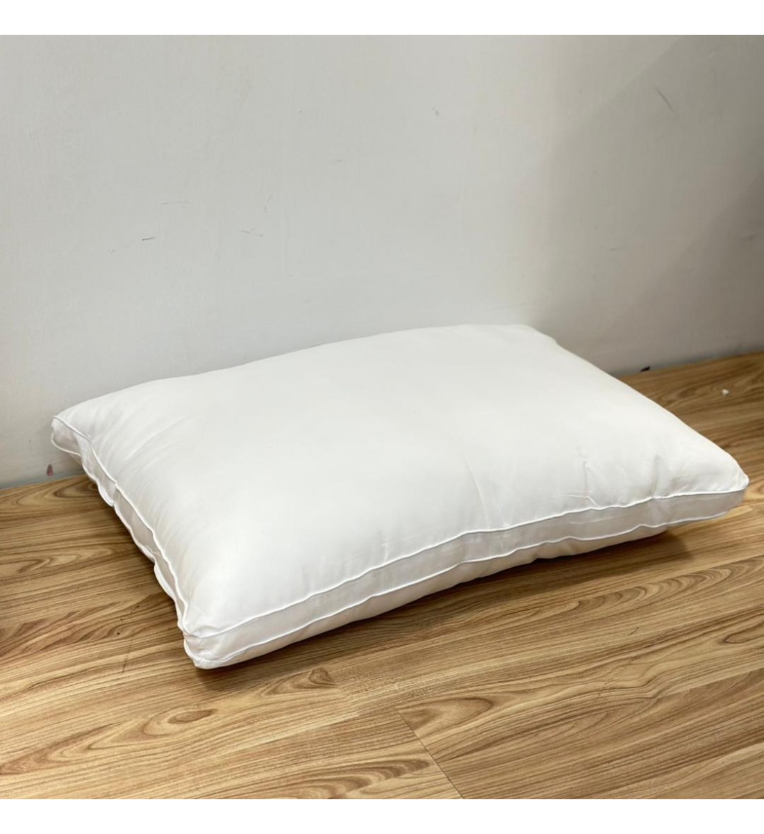 وسادة نوم فاخرة بلون أبيض ناصع، مصممة لتوفير راحة عالية ودعم ممتاز للرأس والرقبة50×75سم 