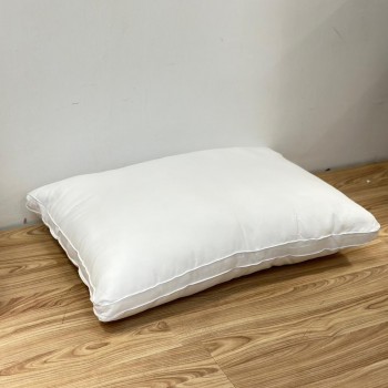 وسادة نوم فاخرة بلون أبيض ناصع، مصممة لتوفير راحة عالية ودعم ممتاز للرأس والرقبة50×75سم 