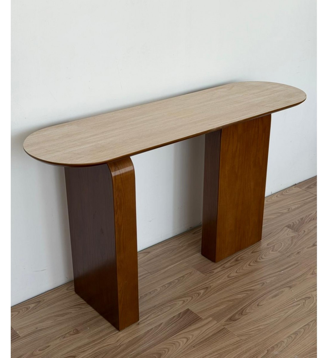 مدخل تتميّز بتصميم عصري بسيط يمنح المدخل مظهرًا راقيًا وهادئًا 140×40×78سم 