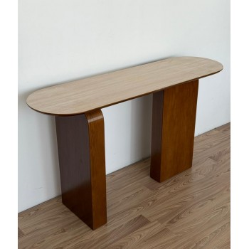 مدخل تتميّز بتصميم عصري بسيط يمنح المدخل مظهرًا راقيًا وهادئًا 140×40×78سم 