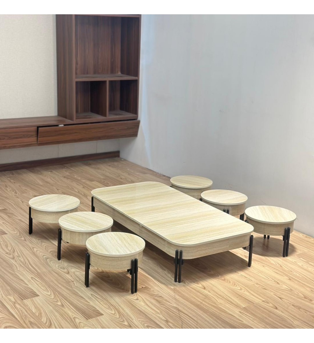 طقم طاولات عصري بتصميم مبتكر يجمع بين العملية والأناقة7قطع ملمس ناعم 