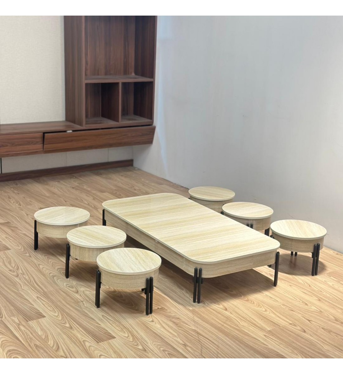 طقم طاولات عصري بتصميم مبتكر يجمع بين العملية والأناقة7قطع ملمس ناعم 