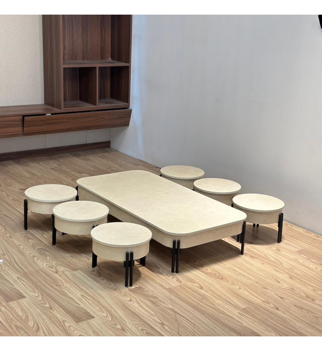 طقم طاولات عصري بتصميم مبتكر يجمع بين العملية والأناقة7قطع ملمس خشن 