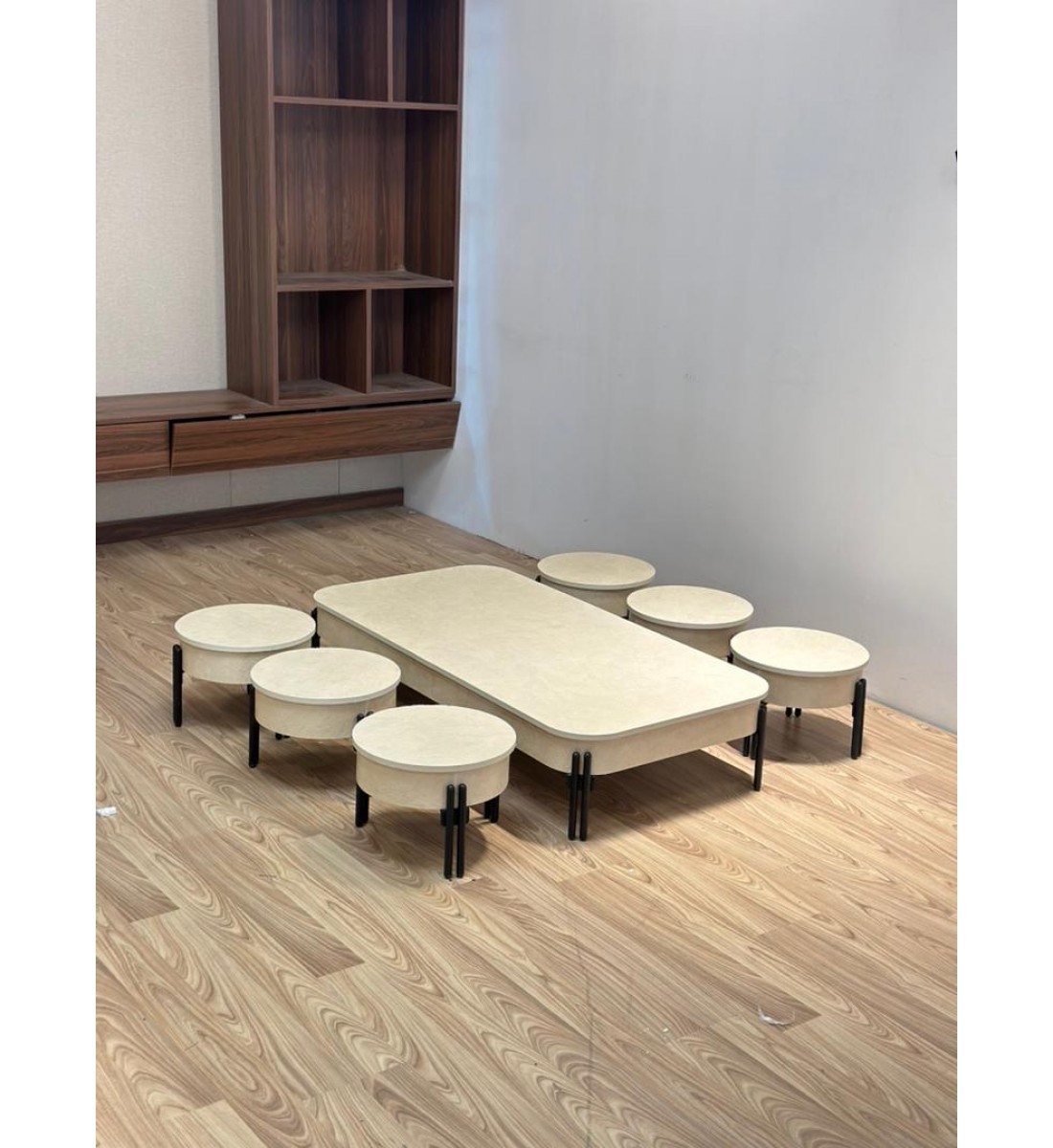 طقم طاولات عصري بتصميم مبتكر يجمع بين العملية والأناقة7قطع ملمس خشن 