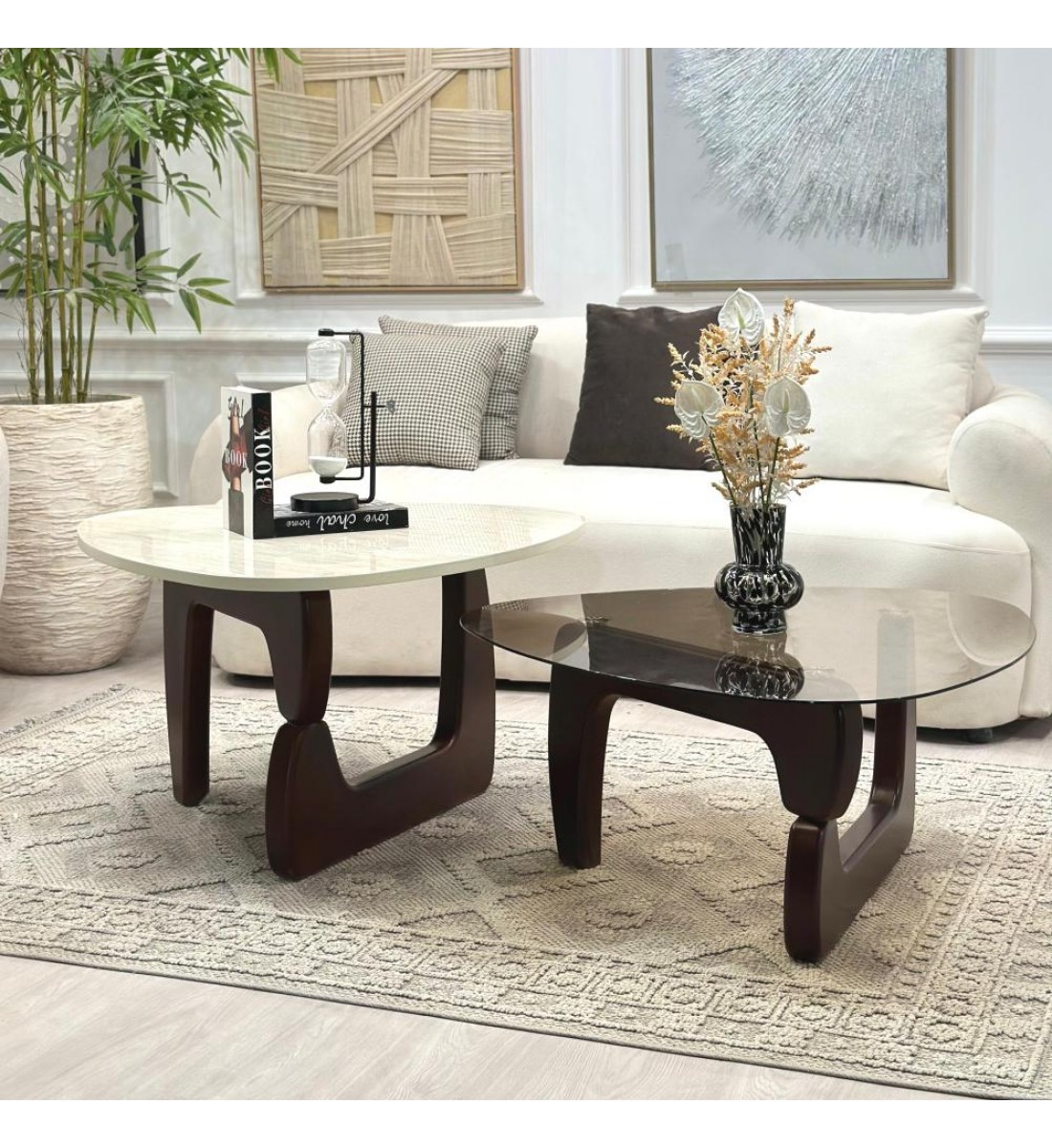 طاولتين قهوة سطح الطاولة الاولى بديل الرخام ترافنتينو ملمس ناعم والثانيه سطح زجاج قاعداتهما خشب لون بني طاولتين قهوة سطح الطاولة الاولى بديل الرخام ترافنتينو ملمس ناعم والثانيه سطح زجاج قاعداتهما خشب لون بني