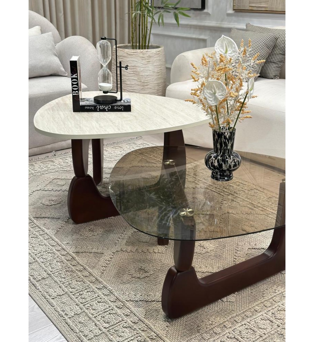 طاولتين قهوة سطح الطاولة الاولى بديل الرخام ترافنتينو ملمس ناعم والثانيه سطح زجاج قاعداتهما خشب لون بني طاولتين قهوة سطح الطاولة الاولى بديل الرخام ترافنتينو ملمس ناعم والثانيه سطح زجاج قاعداتهما خشب لون بني