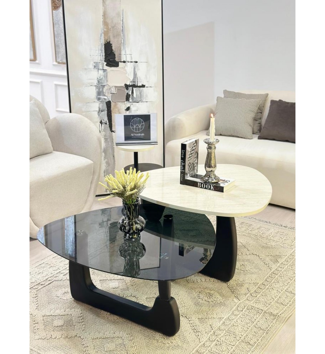 طاولتين قهوة سطح الطاولة الاولى بديل الرخام ترافنتينو ملمس ناعم والثانيه سطح زجاج قاعداتهما خشب لون اسود