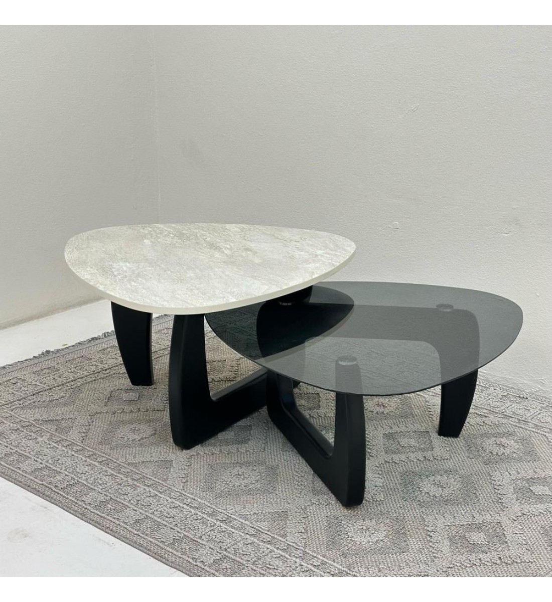 طاولتين قهوة سطح الطاولة الاولى بديل حجر ملمس خشن والثانيه سطح زجاج قاعداتهما خشب لون اسود طاولتين قهوة سطح الطاولة الاولى بديل حجر ملمس خشن والثانيه سطح زجاج قاعداتهما خشب لون اسود