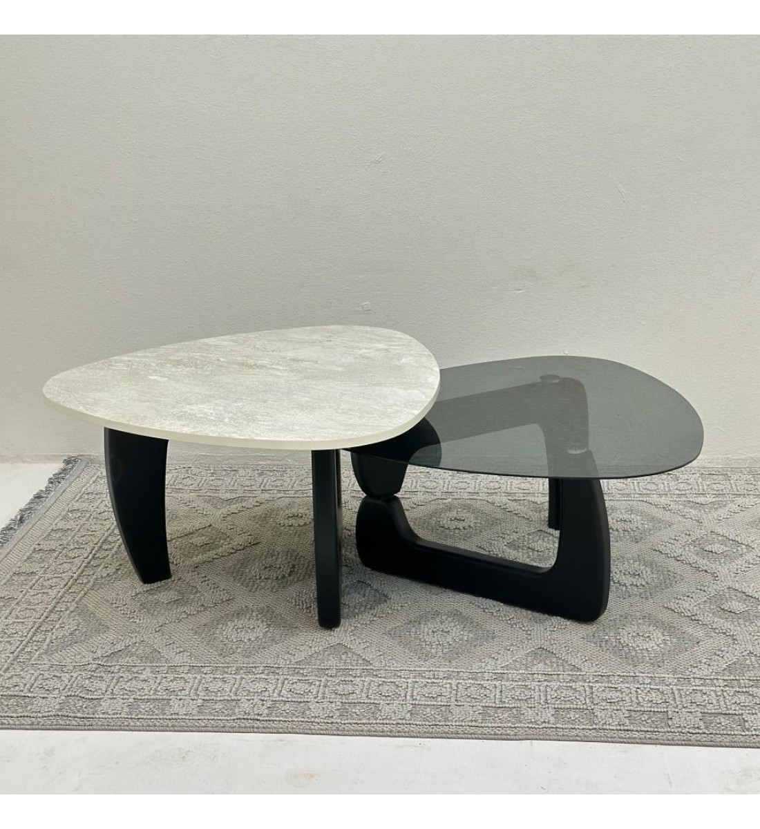 طاولتين قهوة سطح الطاولة الاولى بديل حجر ملمس خشن والثانيه سطح زجاج قاعداتهما خشب لون اسود طاولتين قهوة سطح الطاولة الاولى بديل حجر ملمس خشن والثانيه سطح زجاج قاعداتهما خشب لون اسود