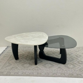 طاولتين قهوة سطح الطاولة الاولى بديل حجر ملمس خشن والثانيه سطح زجاج قاعداتهما خشب لون اسود