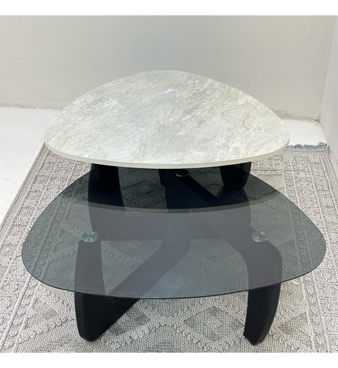 طاولتين قهوة سطح الطاولة الاولى بديل حجر ملمس خشن والثانيه سطح زجاج قاعداتهما خشب لون اسود طاولتين قهوة سطح الطاولة الاولى بديل حجر ملمس خشن والثانيه سطح زجاج قاعداتهما خشب لون اسود