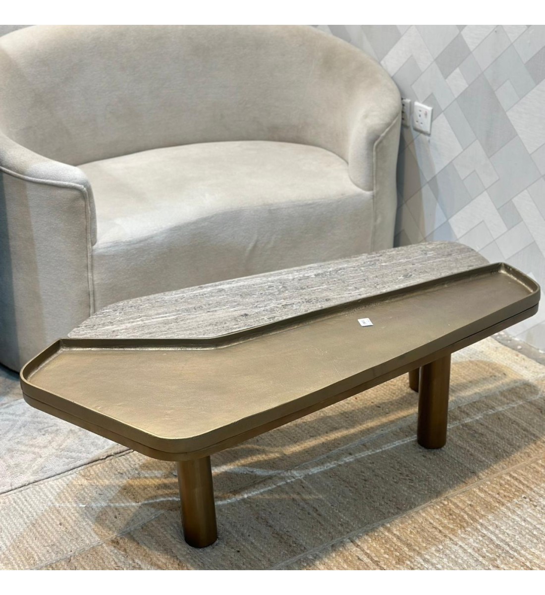 طاولة قهوة أوركا جانب سطح رخام والجانب الثاني معدني 130×60×40سم طاولة قهوة أوركا جانب سطح رخام والجانب الثاني معدني 130×60×40سم