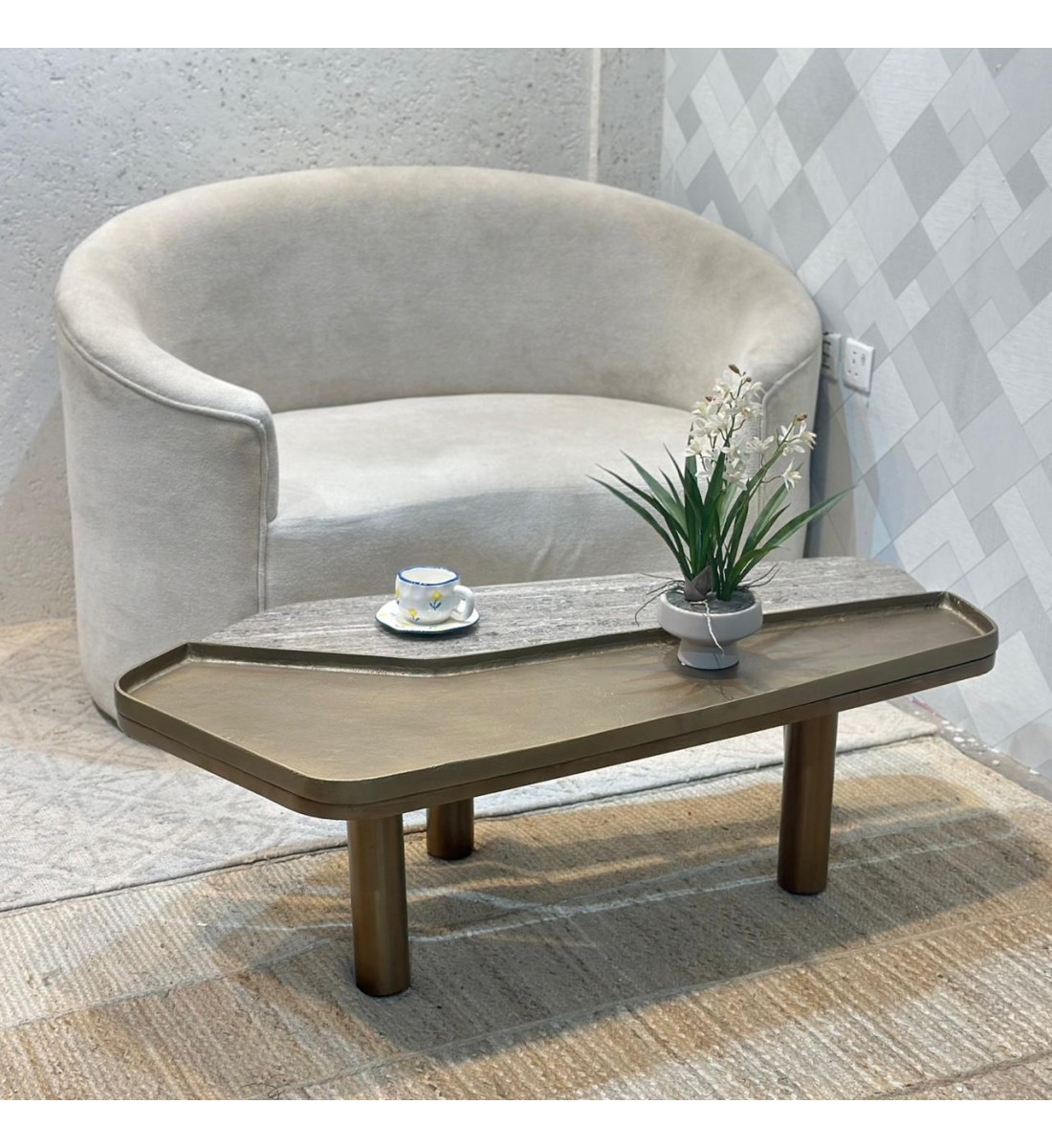 طاولة قهوة أوركا جانب سطح رخام والجانب الثاني معدني 130×60×40سم طاولة قهوة أوركا جانب سطح رخام والجانب الثاني معدني 130×60×40سم