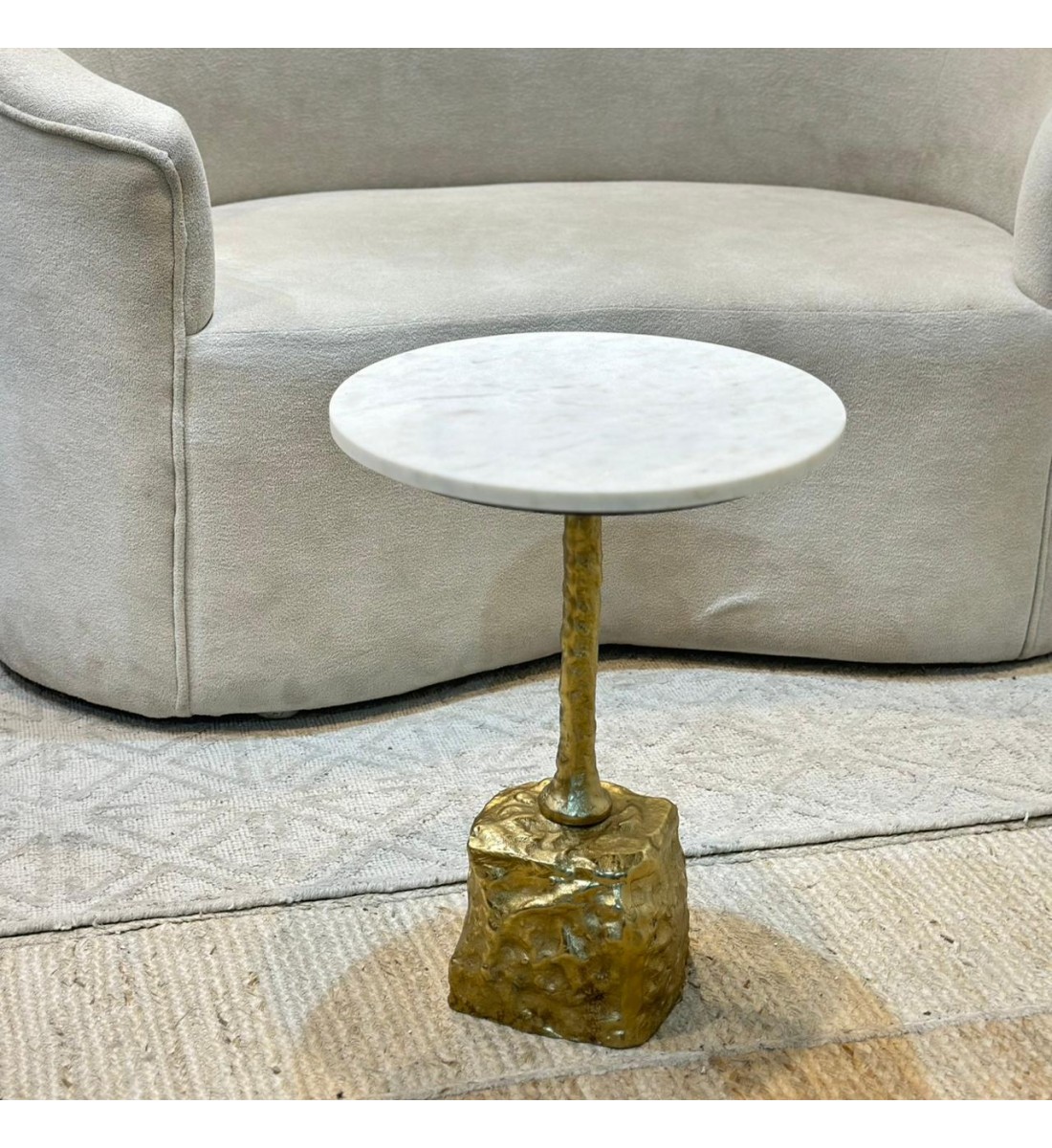 طاولة زينة بسطح رخام من لايف ستايل 40×40×50سم طاولة زينة بسطح رخام من لايف ستايل 40×40×50سم