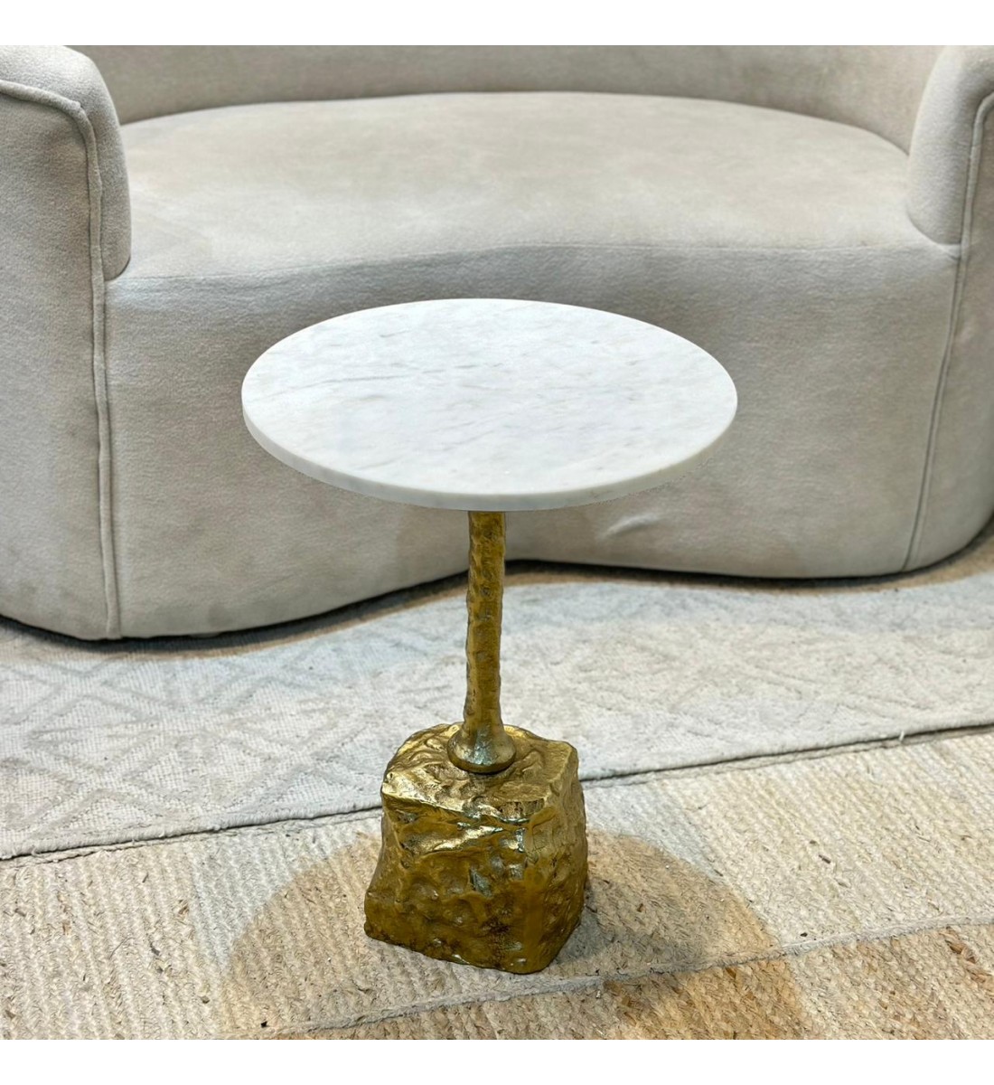 طاولة زينة بسطح رخام من لايف ستايل 40×40×50سم طاولة زينة بسطح رخام من لايف ستايل 40×40×50سم