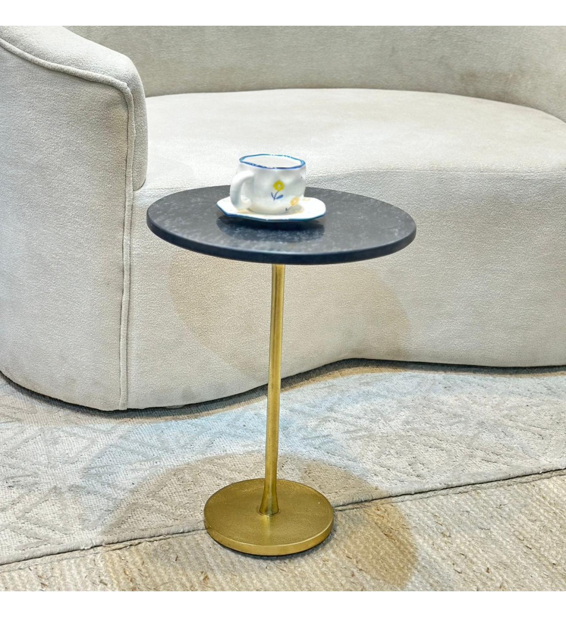 طاولة زينة بسطح رخام من لايف ستايل 37×37×49سم طاولة زينة بسطح رخام من لايف ستايل 37×37×49سم