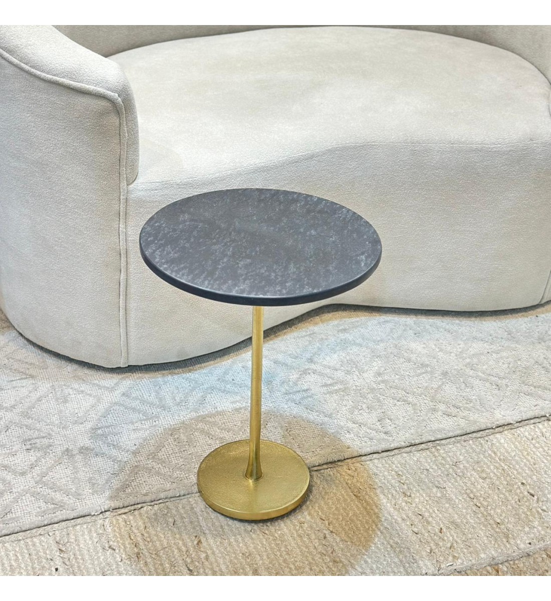 طاولة زينة بسطح رخام من لايف ستايل 37×37×49سم طاولة زينة بسطح رخام من لايف ستايل 37×37×49سم