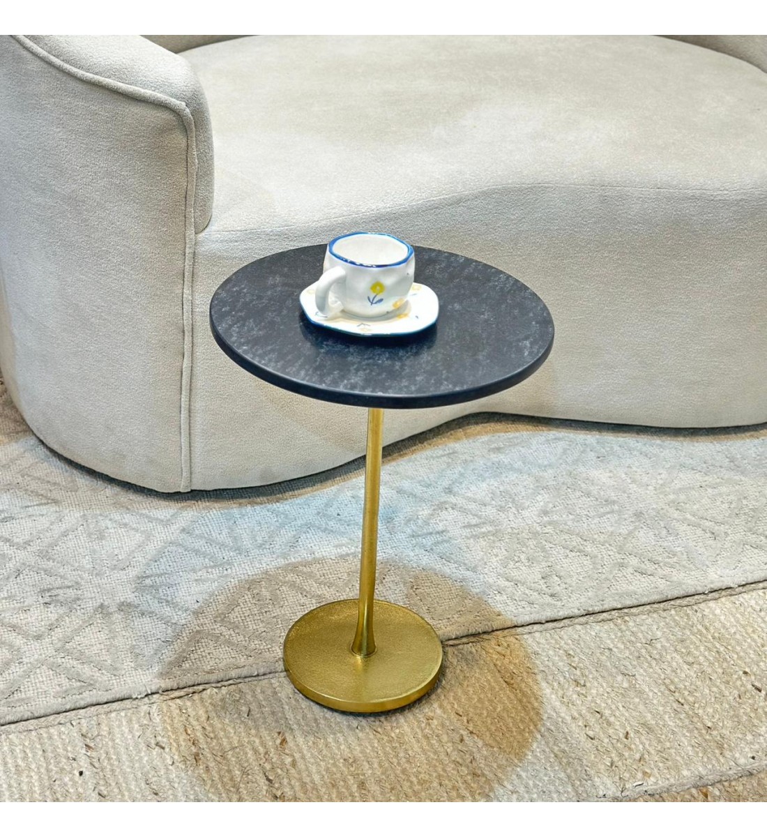 طاولة زينة بسطح رخام من لايف ستايل 37×37×49سم طاولة زينة بسطح رخام من لايف ستايل 37×37×49سم