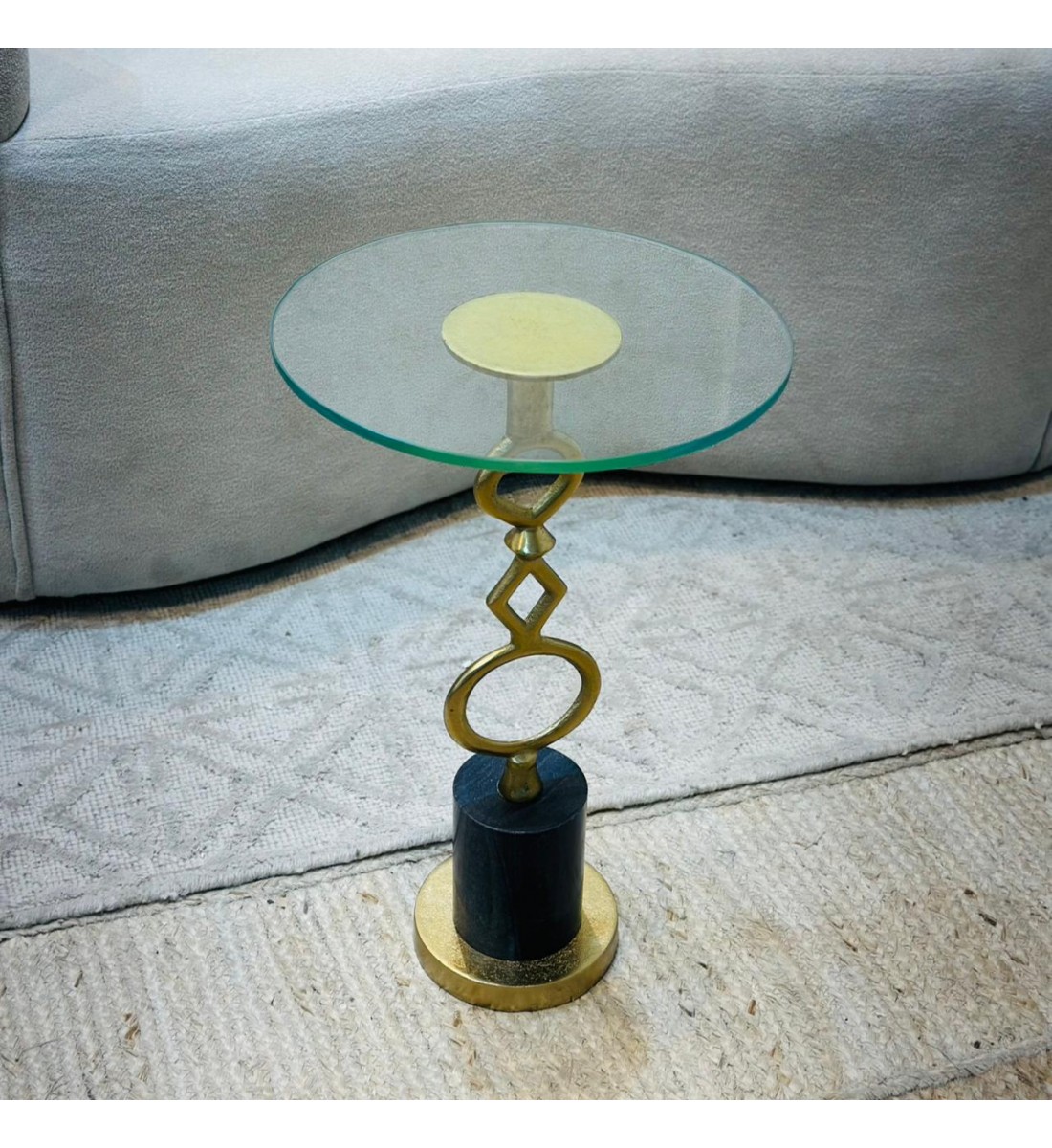 طاولة زينة بسطح زجاج تصميم انيق وجذاب 30×30×57سم طاولة زينة بسطح زجاج تصميم انيق وجذاب 30×30×57سم