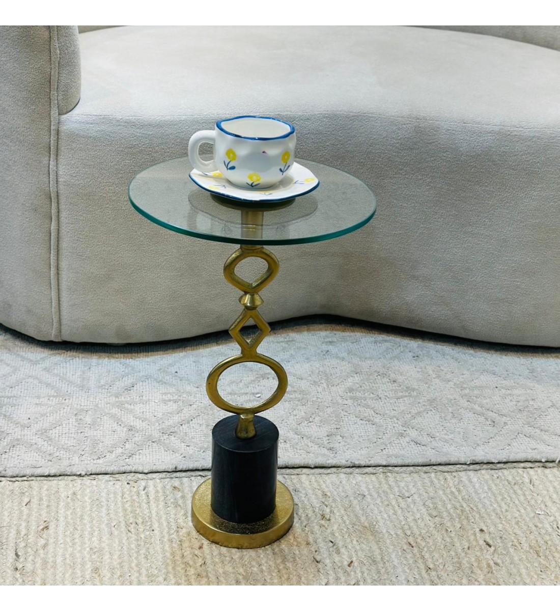 طاولة زينة بسطح زجاج تصميم انيق وجذاب 30×30×57سم طاولة زينة بسطح زجاج تصميم انيق وجذاب 30×30×57سم