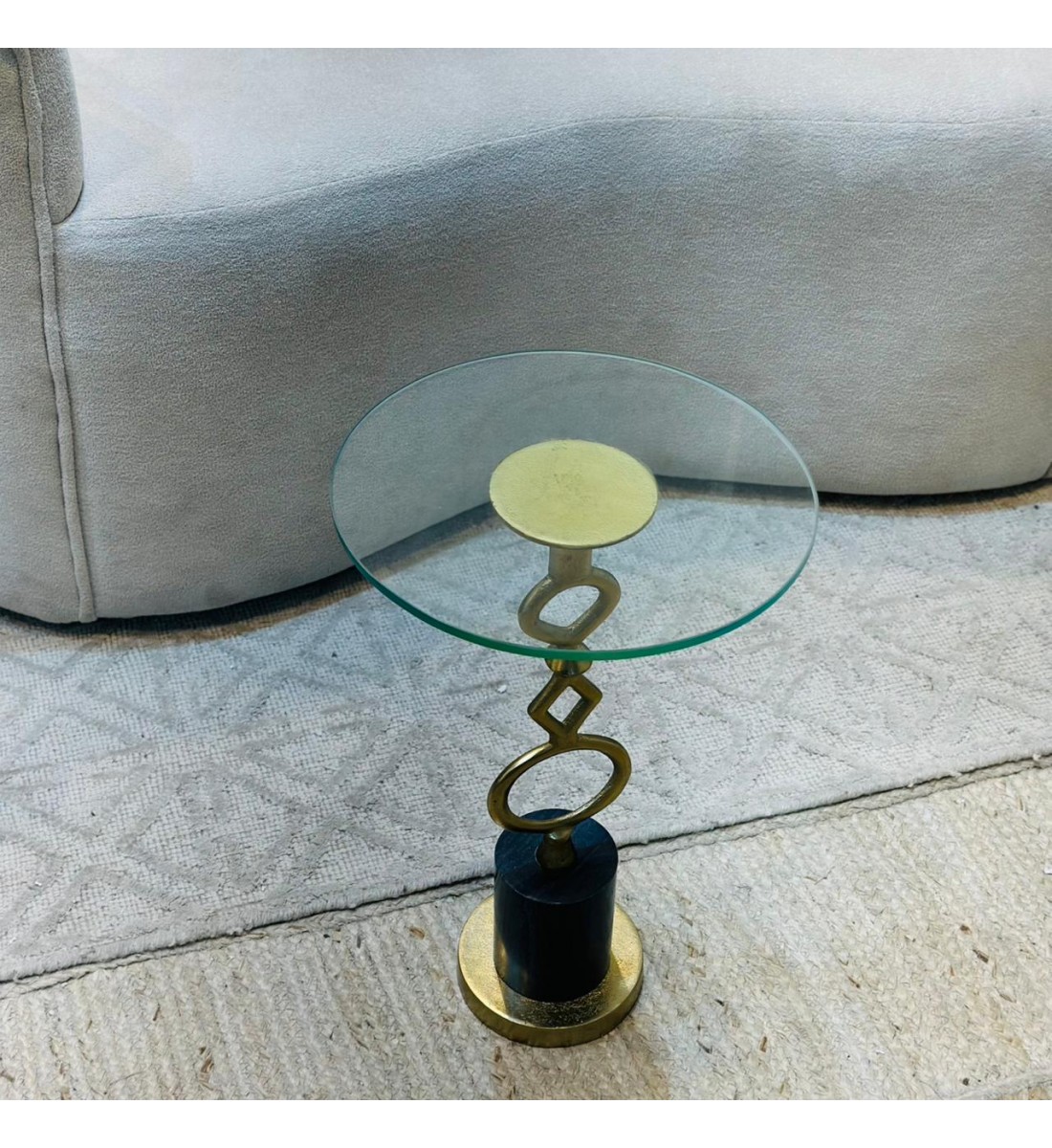 طاولة زينة بسطح زجاج تصميم انيق وجذاب 30×30×57سم طاولة زينة بسطح زجاج تصميم انيق وجذاب 30×30×57سم