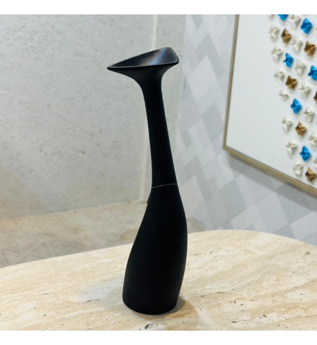  قطعة ديكورية أنيقة بتصميم عصري انسيابي، مصنوعة باللون الأسود المطفي 60×15×15سم 