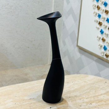  قطعة ديكورية أنيقة بتصميم عصري انسيابي، مصنوعة باللون الأسود المطفي 60×15×15سم 