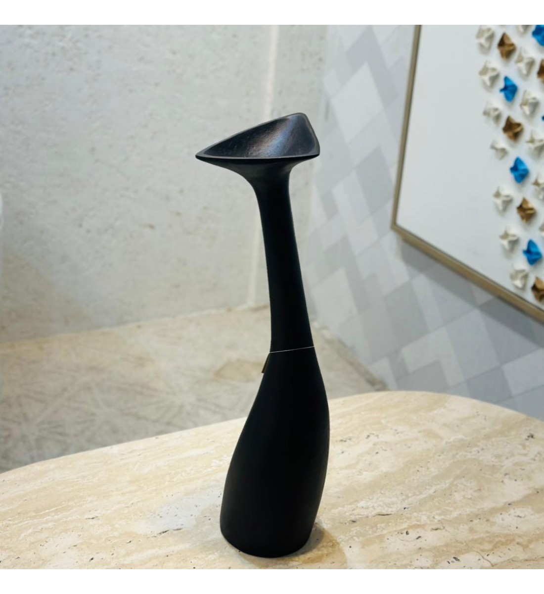  قطعة ديكورية أنيقة بتصميم عصري انسيابي، مصنوعة باللون الأسود المطفي 60×15×15سم 