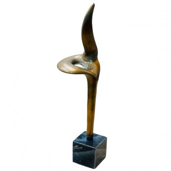 قطعة ديكورية فنية بتصميم نحتي عصري، مصنوعة بلون برونزي دافئ بلمسة أنتيك راقية، ترتكز على قاعدة مربعة من الرخام الأسود60×10×10سم 