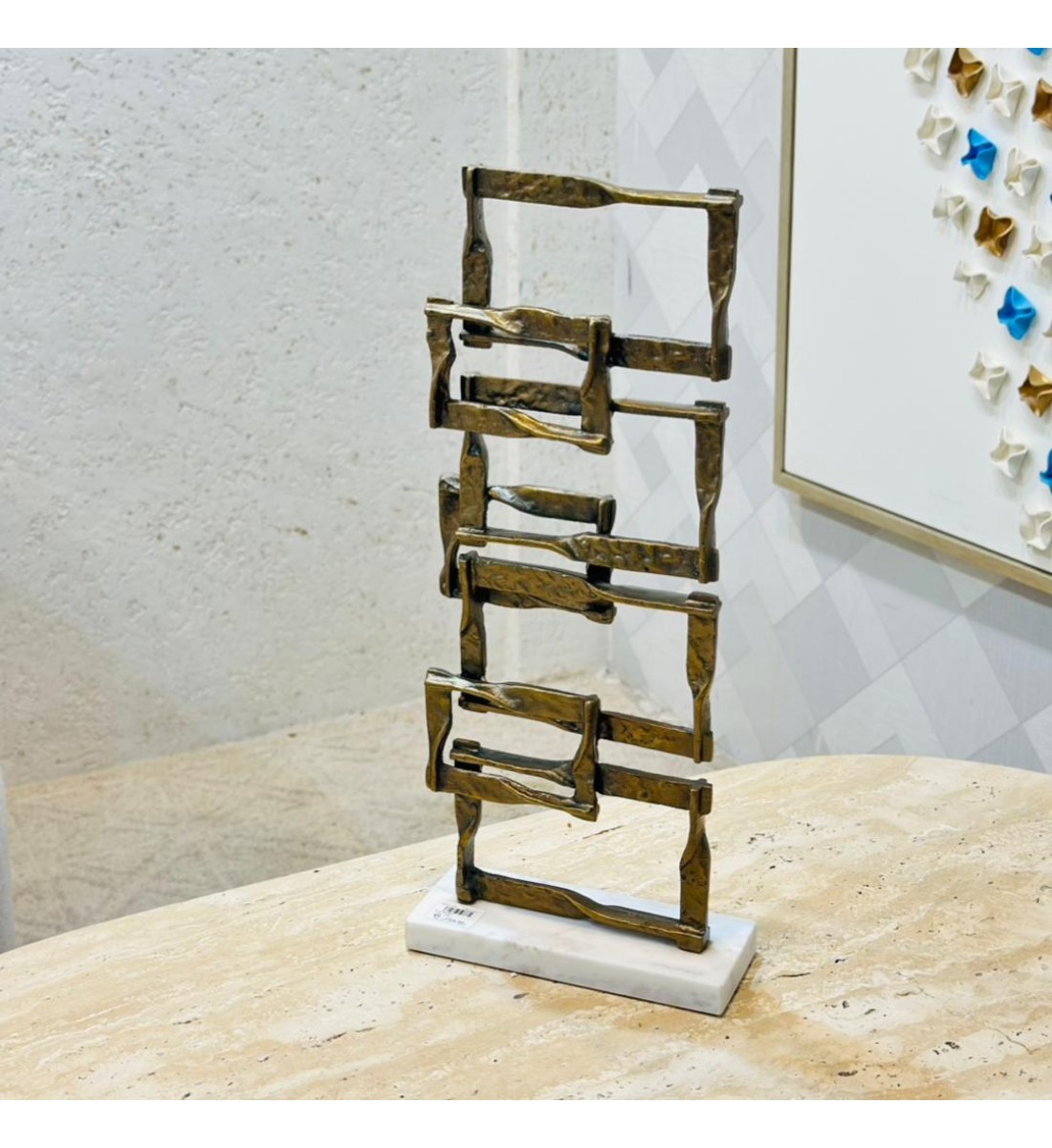 قطعة ديكورية فنية بتصميم نحتي عصري، مصنوعة بلون برونزي أنتيك بملمس خشن أنيق يعكس الطابع الفني الحديث56×10×14سم قطعة ديكورية فنية بتصميم نحتي عصري، مصنوعة بلون برونزي أنتيك بملمس خشن أنيق يعكس الطابع الفني الحديث56×10×14سم