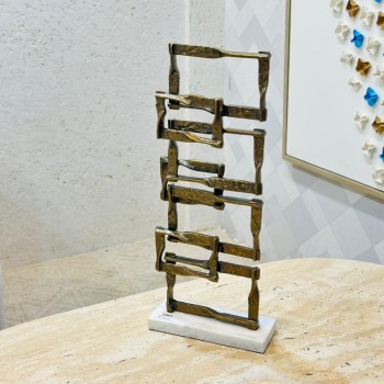 قطعة ديكورية فنية بتصميم نحتي عصري، مصنوعة بلون برونزي أنتيك بملمس خشن أنيق يعكس الطابع الفني الحديث56×10×14سم 